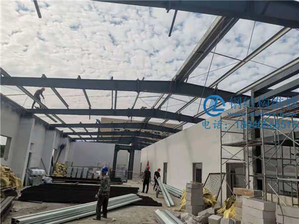 鋼結(jié)構(gòu)屋頂泄爆屋面安裝施工方法(圖1)